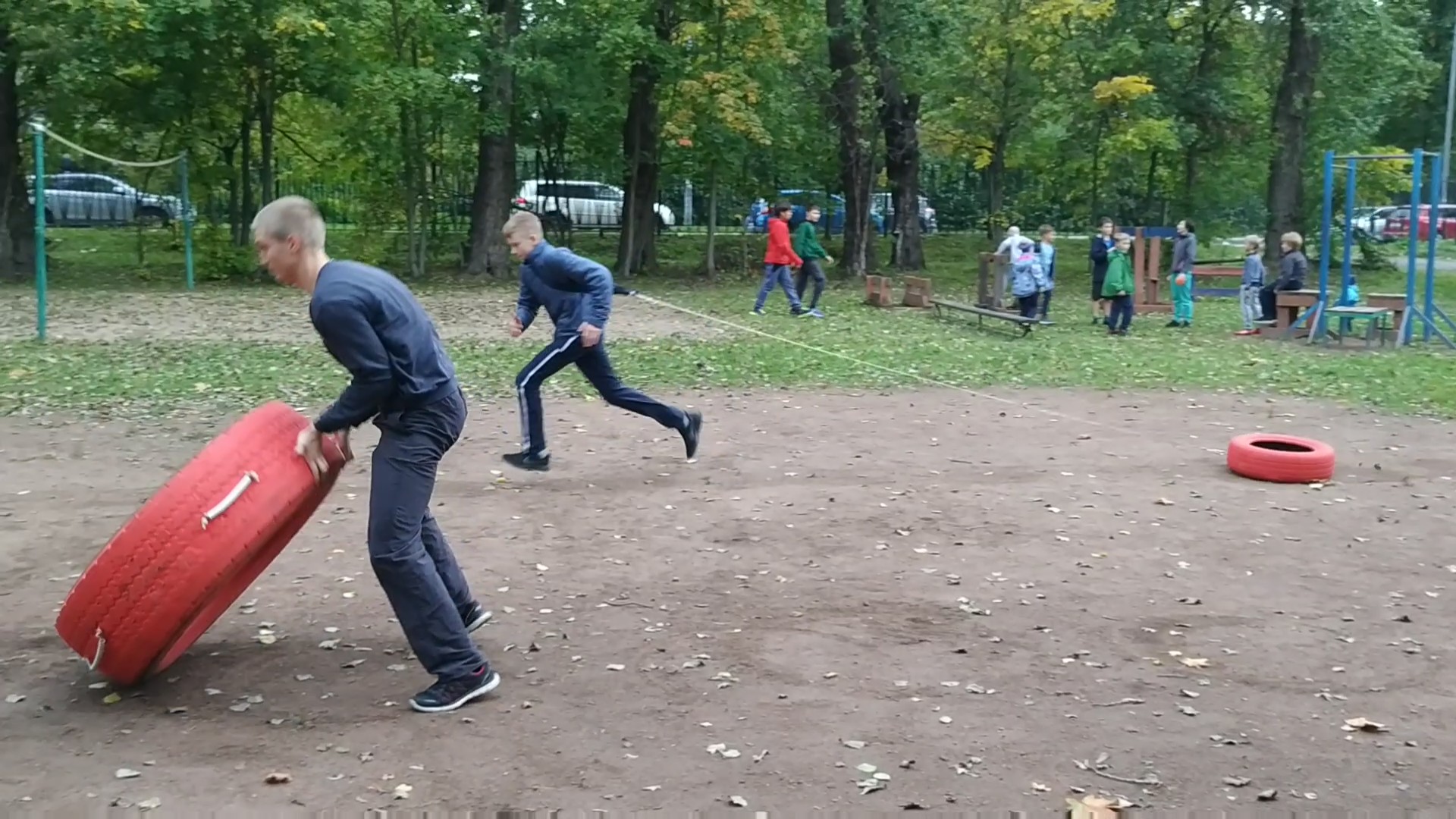 "Весело взяли бревнышко и понесли..."