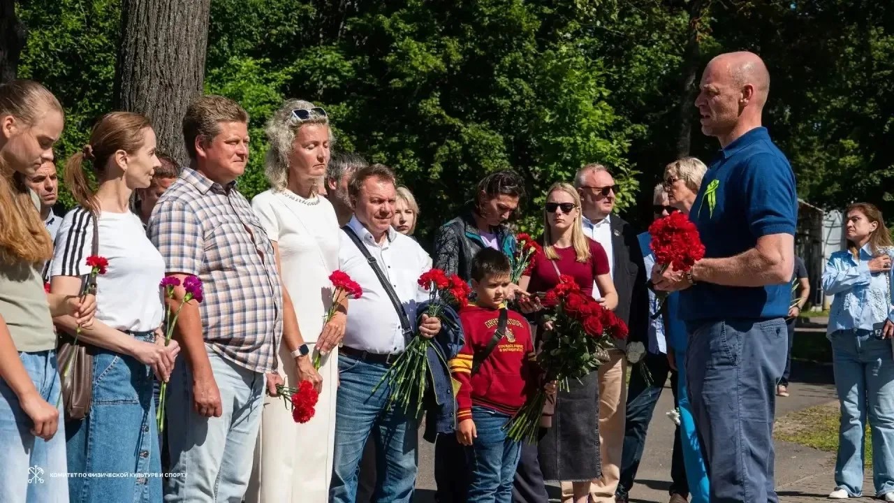 Сегодня, сотрудники СШОР «ШВСМ по водным видам спорта им. Ю.С. Тюкалова» возложили цветы к памятнику «Футболистам блокадного Ленинграда»