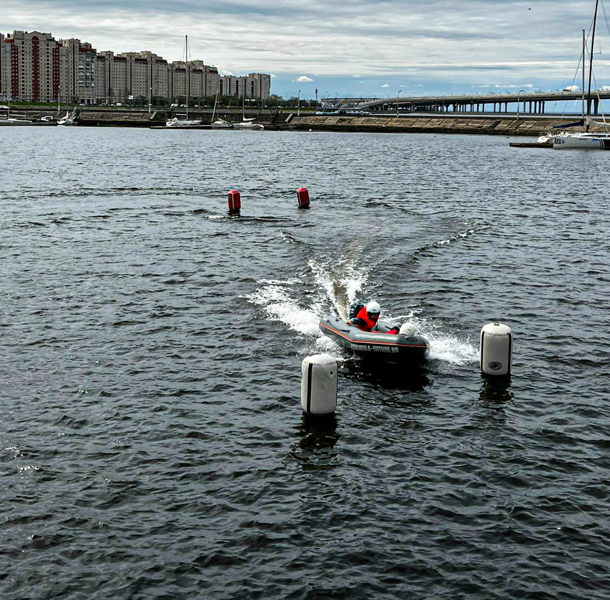 Стартовали Всероссийские соревнования и первенство Санкт-Петербурга по водно-моторному спорту