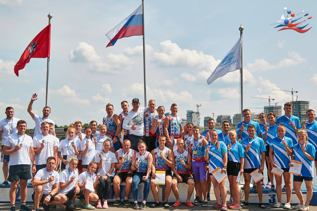 В Москве прошел чемпионат России по гребле на лодках «Дракон». Спортсмены нашей школы завоевали 19 медалей!